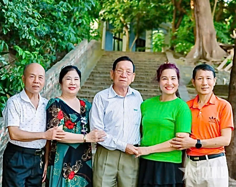 Hơn 40 năm tận tụy nuôi khỉ trên đảo Rều